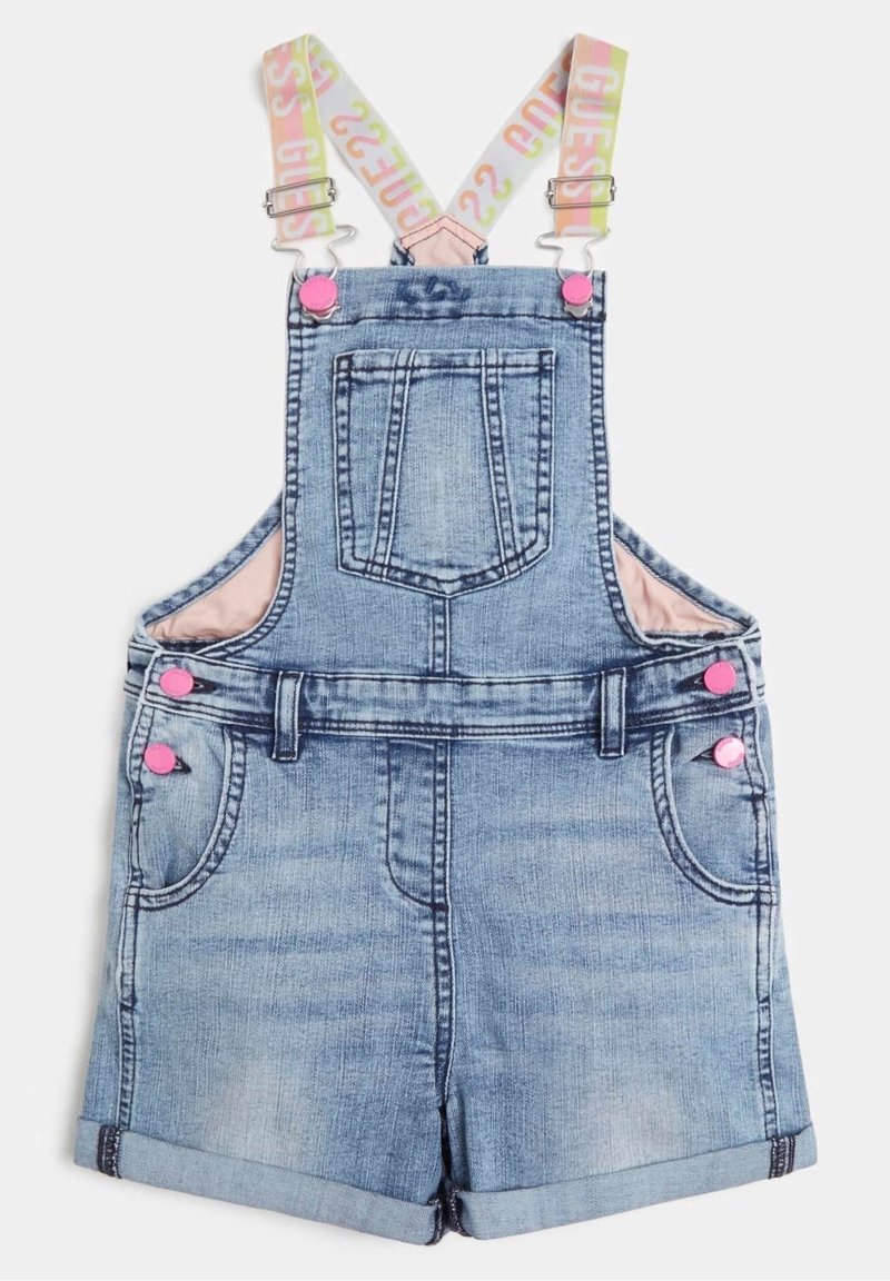Salopette courte en jean bleu clair pour enfants avec ourlets retroussés, poche avant, boutons roses et bretelles multicolores ajustables avec texte imprimé.