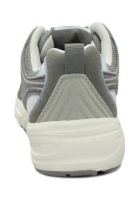 Scarpa sportiva grigia con tomaia in rete, dettagli in suede, colletto imbottito e intersuola bianca. Include una linguetta sul retro e accenti blu chiaro.