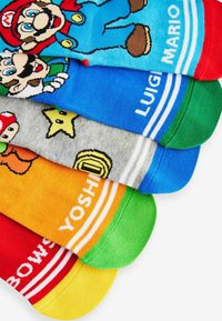 Bunte Baumwollsocken mit Charakteren aus einem Videospiel. Die Muster zeigen Mario, Luigi, Yoshi und Bowser. Verschiedene leuchtende Farben mit Streifen.