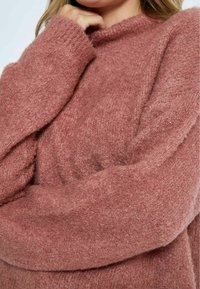 Rosa übergroßer Pullover aus weichem, flauschigem Material. Mit hohem Kragen und weiten Ärmeln mit strukturiertem Finish.