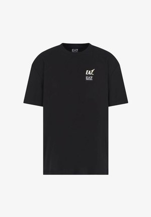 Czarny krótki rękaw t-shirt z okrągłym dekoltem, z małymi białymi i żółtymi logo EA7 Emporio Armani po lewej stronie klatki piersiowej.