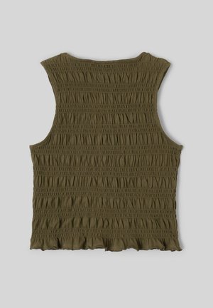 Débardeur vert olive sans manches avec texture de tissu froncée et ourlet légèrement volanté, posé à plat sur un fond gris.