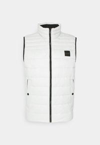 Vadderad vit väst med hög krage, framdragkedja och två sidofickor med svarta detaljer samt en logotyp-patch på bröstet.