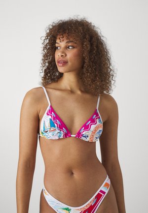 Set di bikini colorato con reggiseno triangolare rosa decorato con motivi nautici e dettagli bianchi, abbinato a uno slip a vita bassa coordinato.