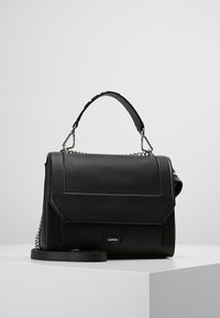 Sac à main en cuir texturé noir avec une poignée supérieure, une bandoulière amovible et des accents en métal argenté. Présente un design structuré.