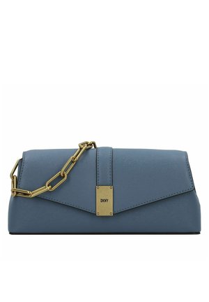 Blaue Leder-Clutch mit strukturierter Oberfläche, goldener Kettenriemen und einer Logoplatte aus goldfarbenem Metall auf der Vorderseite.