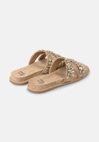 Beige suède slide sandalen met twee brede banden versierd met heldere en gouden edelstenen. Zachte voetbed en minimale hak voor comfort.