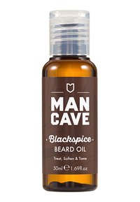 Brun glasflaska med klar pumpdispenser, har texten "MAN CAVE" och "Blackspice Beard Oil", 50 ml kapacitet, träfärgad design. 