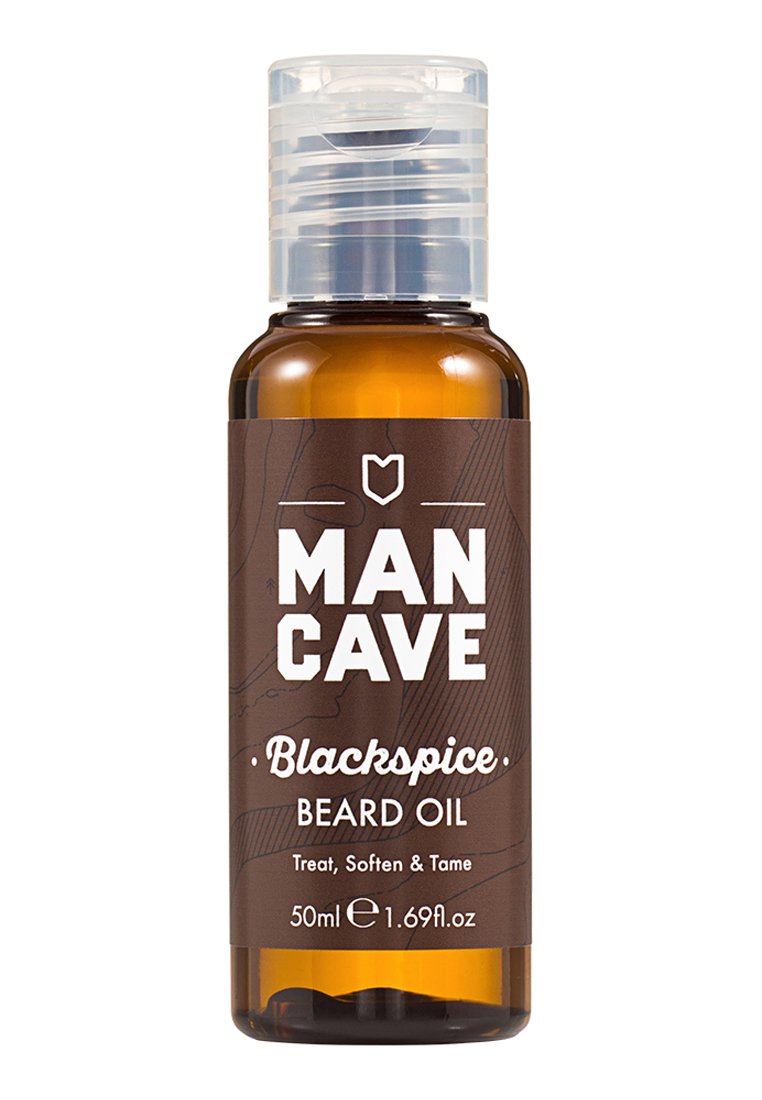 Brun glasflaska med klar pumpdispenser, har texten "MAN CAVE" och "Blackspice Beard Oil", 50 ml kapacitet, träfärgad design. 