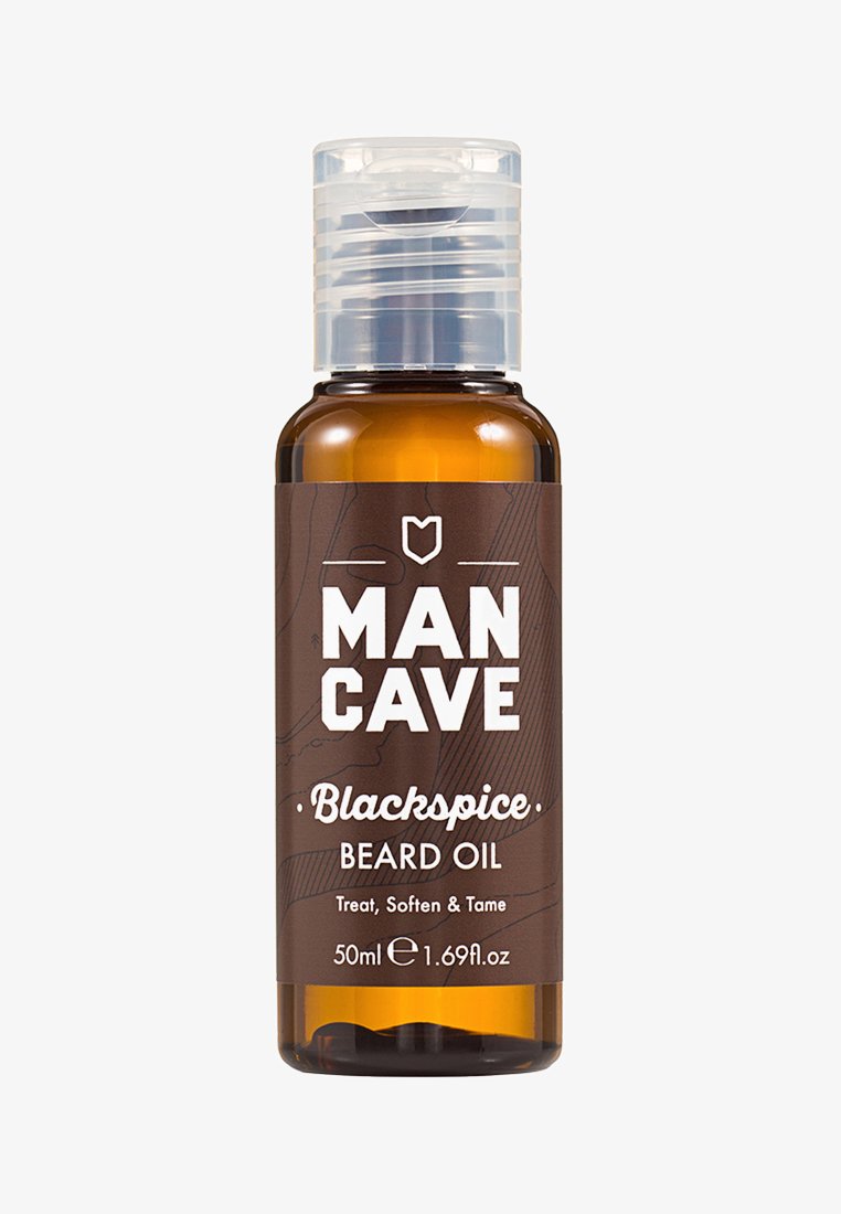 Bottiglia di vetro marrone con erogatore trasparente, presenta il testo "MAN CAVE" e "Olio per Barba Blackspice", capacità di 50 ml, con accenti di design in finitura legno.
