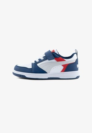 Niebiesko-biało-czerwony sportowy sneaker z paskiem na rzep, białą podeszwą i logo Puma, ukazany z profilu na białym tle.