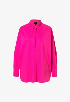 Camisa de botones de color rosa brillante con un cuello clásico, mangas largas y una textura suave; presenta un solo botón en el cuello.