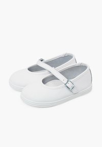 Weiße Leder-Mary-Jane-Schuhe mit runden Zehen, einem Riemen mit einer silbernen Schnalle und einer strukturierten Innensohle; entworfen für Komfort.