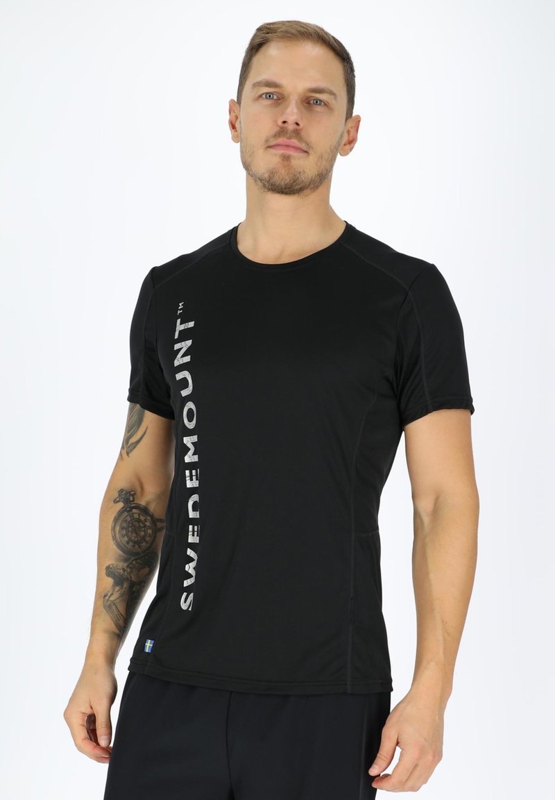 Sort atletisk T-shirt lavet af åndbart stof har en crew neckline, korte ærmer og sølvtrykt logo på forsiden.
