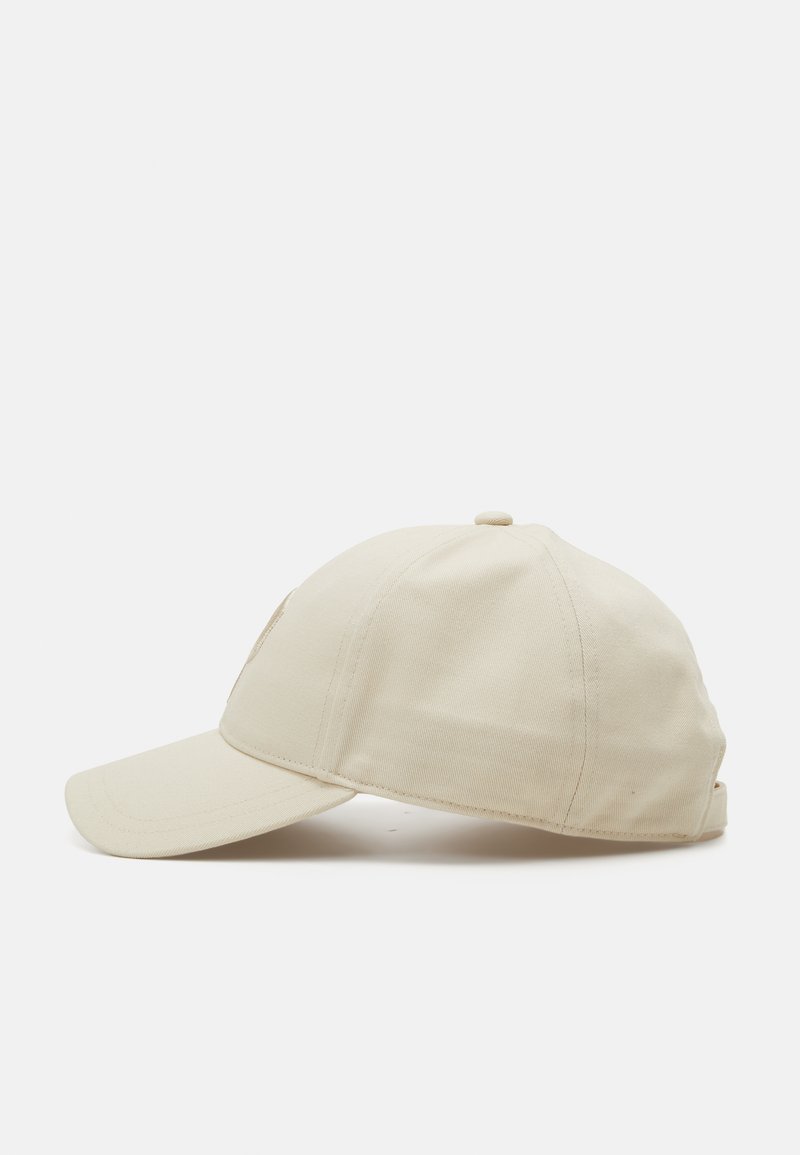 Beige bomuldsbaseballcap med en buet skygge, seks-panel design, syede detaljer og en justerbar rem bagpå.