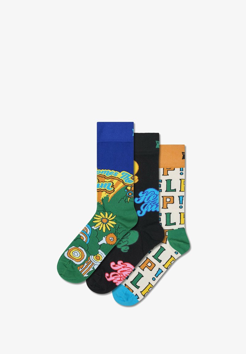 Trois paires de chaussettes colorées : bleues avec du texte, noires avec un motif floral et crème avec des lettres en blocs. Chaque chaussette présente des motifs distincts.