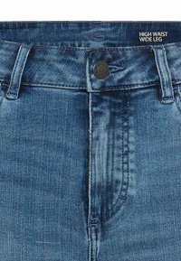 Blauwe denim jeans met hoge taille en wijde pijp, voorzien van een metalen knoop en riemlussen.