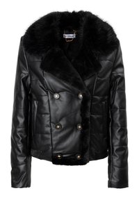 Veste en cuir synthétique noir avec un design croisé, col en fausse fourrure noire, accents en boutons dorés et texture matelassée sur toute sa surface.