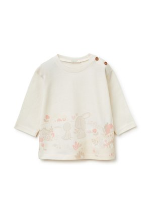 Cremefarbenes Babyshirt mit langen Ärmeln und zwei braunen Knöpfen an der Schulter, mit einem weichen rosa und beigen Cartoon-Kaninchen und Vogel sowie floralen Akzenten.