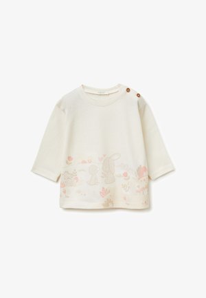 Camiseta de bebé de manga larga color crema con dos botones marrones en el hombro, con un diseño de conejito y pájaro de dibujos animados en tonos suaves de rosa y beige con detalles florales.