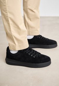 Calvin Klein Jeans CHUNKY CUPSOLE - Tossud - triple black
