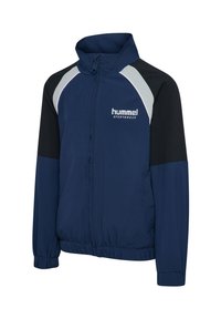 Marinblå sportjacka med svarta ärmdetaljer och grå sidopaneler. Har en hög krage och elastiska manschetter. Logotypen är placerad på bröstet.