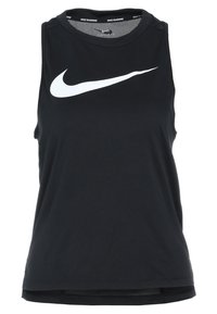 Černé běžecké tričko bez rukávů značky Nike s velkým bílým logem swoosh přes hruď a síťovinou viditelnou na výstřihu.