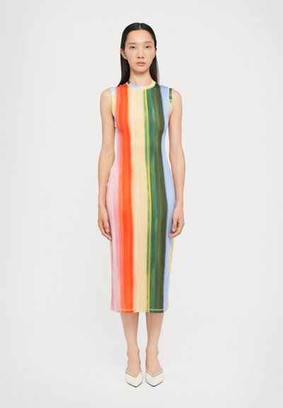 Vestido midi sin mangas con rayas verticales en naranja, verde, azul, rosa y amarillo. Tejido suave con una silueta ajustada.