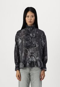 Blusa a maniche lunghe in stampa serpente nera e grigia, con colletto alto arricciato e parte anteriore arricciata, e orlo inferiore arricciato per una vestibilità morbida.