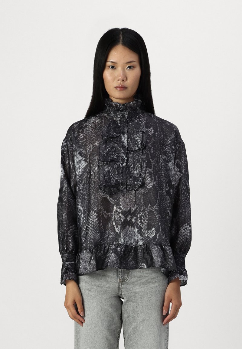 Blusa a maniche lunghe in stampa serpente nera e grigia, con colletto alto arricciato e parte anteriore arricciata, e orlo inferiore arricciato per una vestibilità morbida.