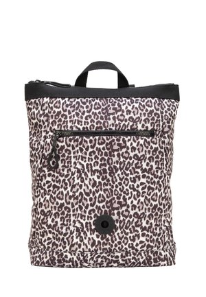 Lille rygsæk med sort-hvidt leopardmønster, sort lynlåslomme foran, sort topgreb og rundt sort logo tæt på bunden.