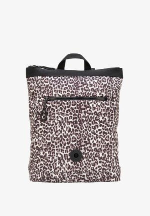 Zainetto piccolo con motivo leopardato bianco e nero, tasca con cerniera nera sul davanti, manico superiore nero e logo circolare nero vicino al fondo.