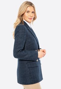 Navy-blauer Blazer aus strukturiertem Stoff, mit taillierter Passform, Reverskragen, goldenen Knöpfen und zwei vorderen Taschen.