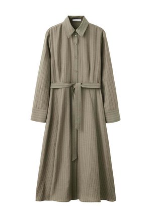 Vestido camisa verde oliva de manga larga con rayas verticales, botones en la parte delantera, cuello, puños y cinturón a juego en la cintura.