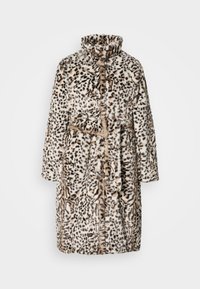 Long manteau en fausse fourrure à motif léopard, col montant, manches longues et ceinture nouée à la taille sur un fond uni.