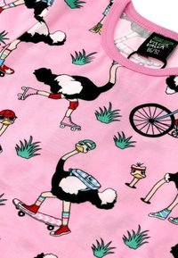 Różowy materiał z kreskówkowymi struśami noszącymi akcesoria, zajętymi takimi działaniami jak jazda na deskorolce i rowerze, otoczony zielonymi akcentami trawy.