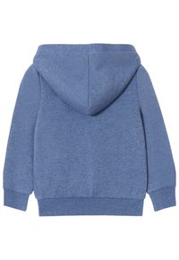 Sudadera de algodón azul con una textura suave, mangas largas y una gran capucha. Terminada con puños y dobladillo acanalados. Diseño liso, sin patrones.