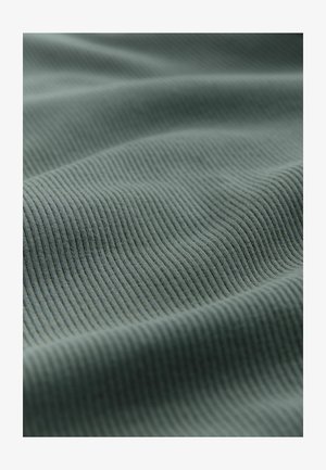 Texturiertes Material in einem gedämpften Grünton, das ein geripptes Muster mit feinen Rillen aufweist. Weich und flexibel, mit sanften Falten und Kurven.