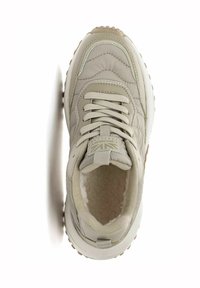 Lichtgrijze sneaker met gestructureerde bovenkant, vetersluiting, gevoerd kraagje en een rubberen zool met een patroon voor grip.