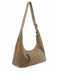 Borsa in suede color taupe con silhouette curvilinea, tracolla regolabile e una tasca frontale con zip per ulteriore spazio di archiviazione. Dettagli in metallo color argento.
