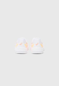 Weiße Sportschuhe mit orangefarbenen und pinken Akzenten, ausgestattet mit einem Netzoberteil und einem gepolsterten Kragen. Weiche, strukturierte Sohle, die für Komfort sorgt.