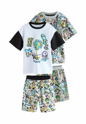 Dreiteiliges Kinderpyjama-Set mit Grafikdesigns. Zwei T-Shirts in Weiß und Grau sowie gemusterte Shorts in Farben wie Schwarz, Gelb und Grün.
