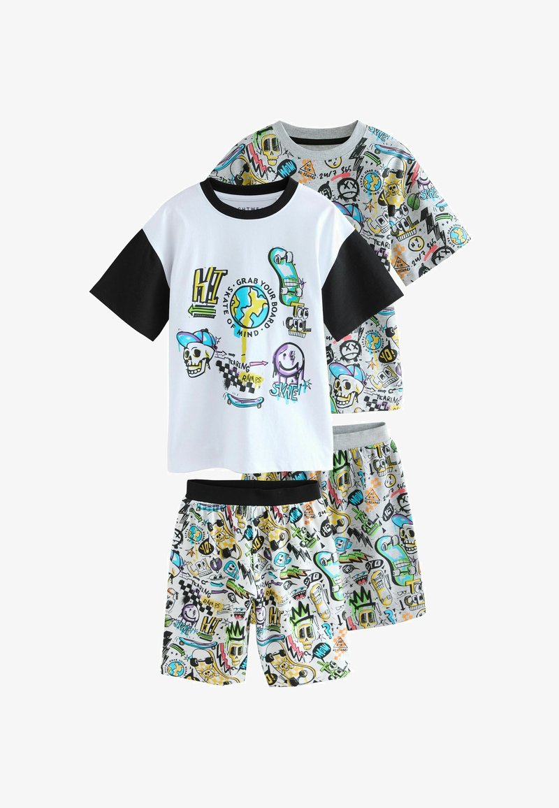 Deux ensembles de tenues décontractées pour enfants avec des imprimés graphiques sur le thème du skateboard incluant des crânes, des skateboards et des gribouillis colorés ; l'un avec des manches noires.