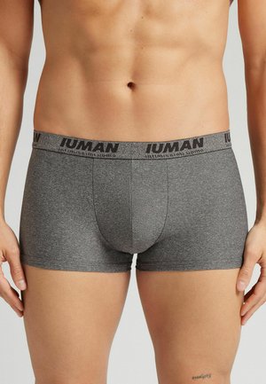 Boxers grays ajustés, fabriqués en tissu doux et extensible. Se caractérisent par une taille élastique noire avec le nom de la marque affiché en évidence.