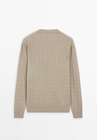 Béžový pletený svetr s copánkovým vzorem, dlouhými rukávy a žebrovaným výstřihem a lemem. Zobrazený pohled zezadu.