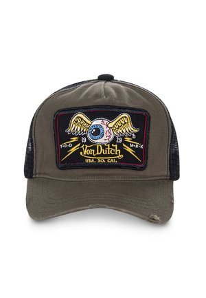 Casquette vert olive avec des côtés en filet noir, présentant un patch rectangulaire central avec un design d'œil brodé et des ailes en jaune, rouge et bleu.