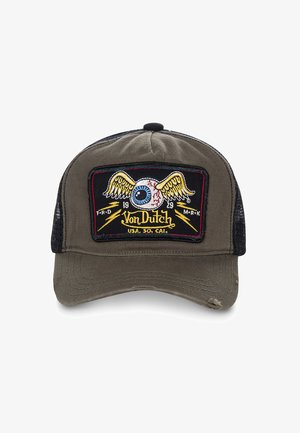 Casquette vert olive avec des côtés en filet noir, présentant un patch rectangulaire central avec un design d'œil brodé et des ailes en jaune, rouge et bleu.