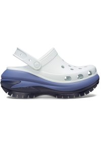 Zueco moldeado blanco con agujeros de ventilación, tira trasera ajustable, media suela con degradado morado y suela exterior de goma negra texturizada.