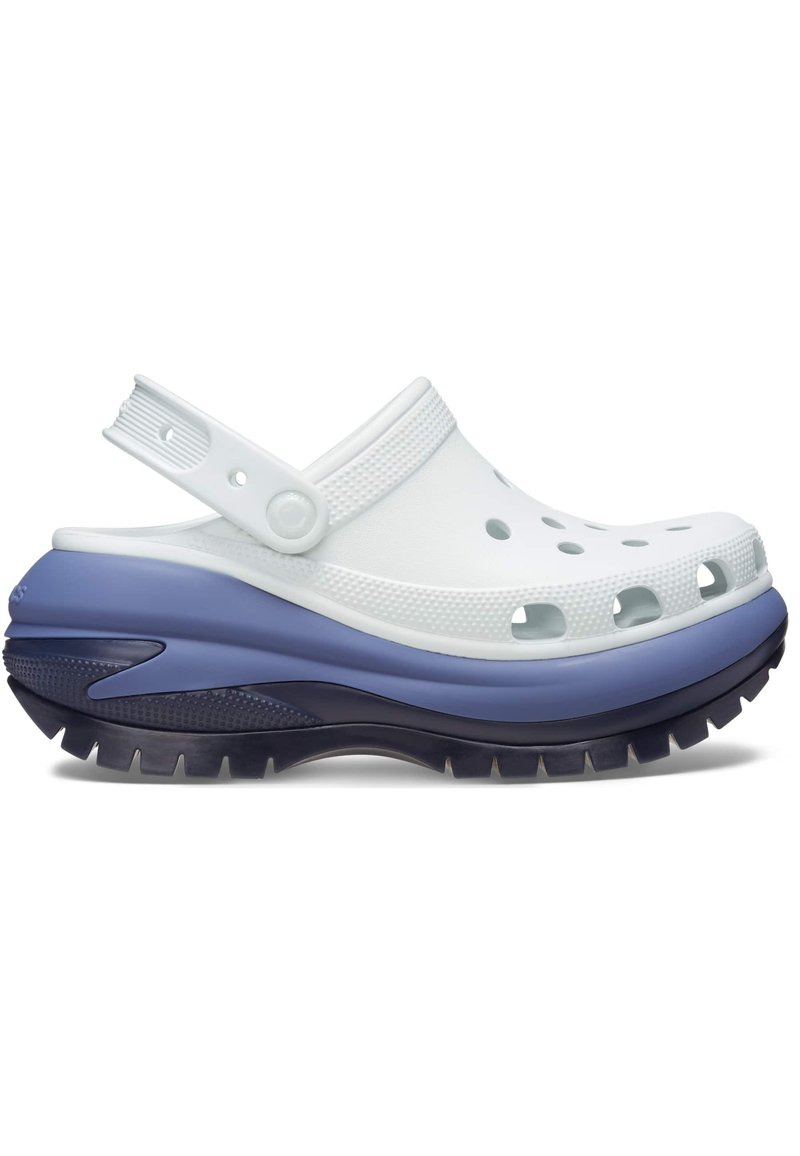 Zueco moldeado blanco con agujeros de ventilación, tira trasera ajustable, media suela con degradado morado y suela exterior de goma negra texturizada.