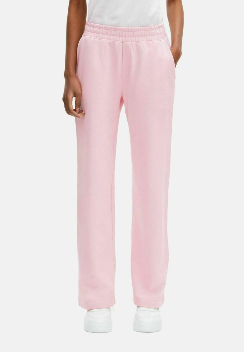 Lichtroze sweatpants gemaakt van zachte stof. Voorzien van een elastische tailleband, zijzakken en een comfortabele pasvorm met rechte pijpen.